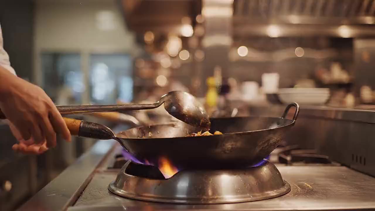 Pad Thai mit Garnelen wird in der Küche über offener Flamme im Wok geschwenkt